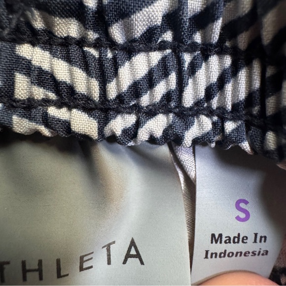 Athleta Blue and Gray Shorts - Chevron Pattern - Size Small - Picture 8 of 11